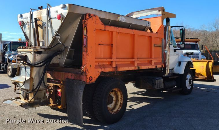 image for item HE9962 2003 International 7400  dump truck