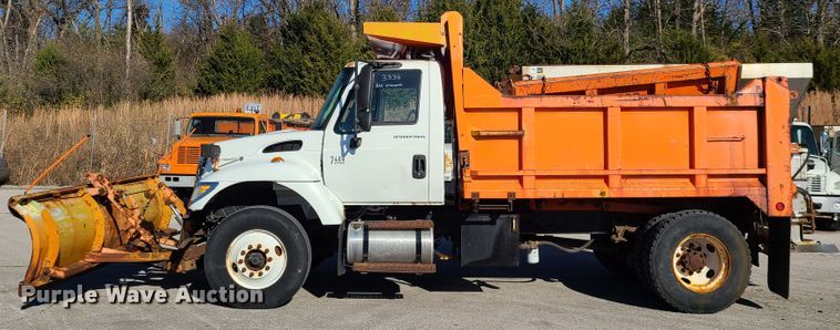 image for item HE9962 2003 International 7400  dump truck