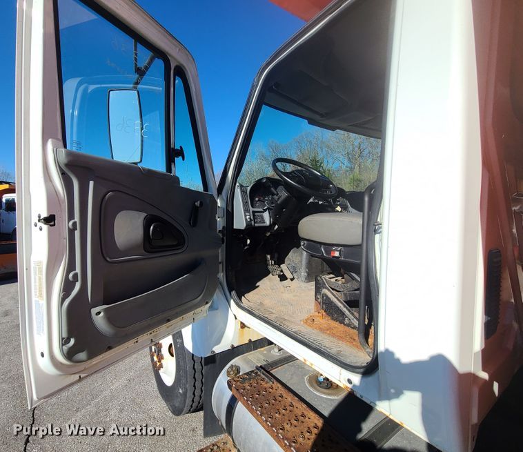 image for item HE9962 2003 International 7400  dump truck