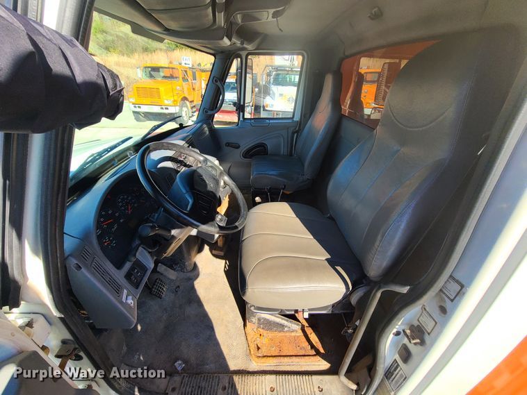 image for item HE9962 2003 International 7400  dump truck