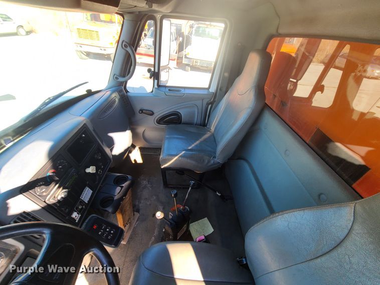 image for item HE9962 2003 International 7400  dump truck