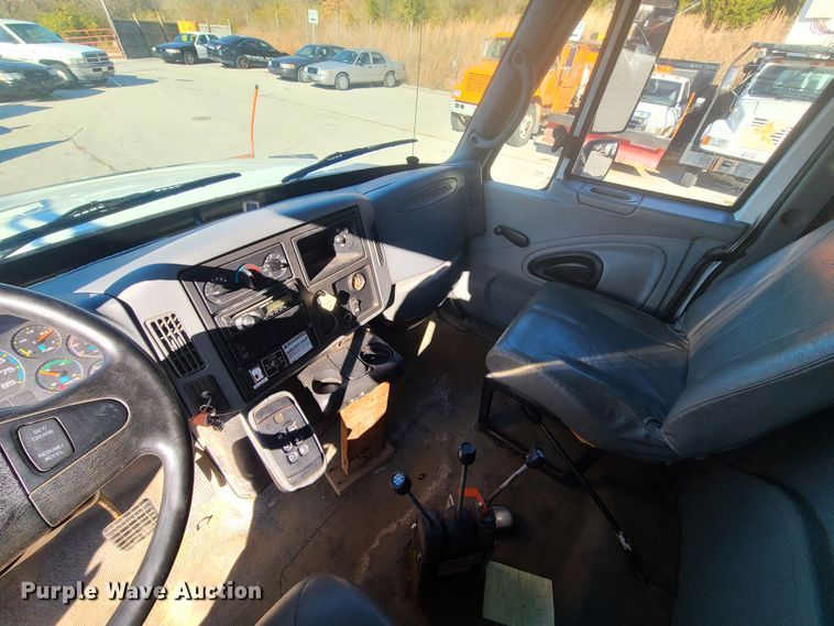 image for item HE9962 2003 International 7400  dump truck