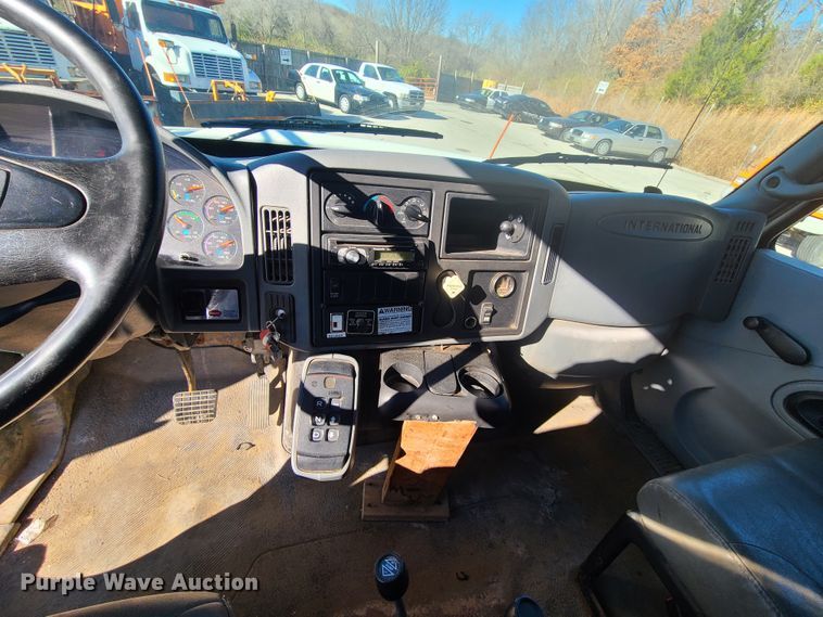 image for item HE9962 2003 International 7400  dump truck