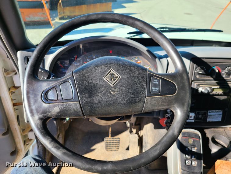 image for item HE9962 2003 International 7400  dump truck