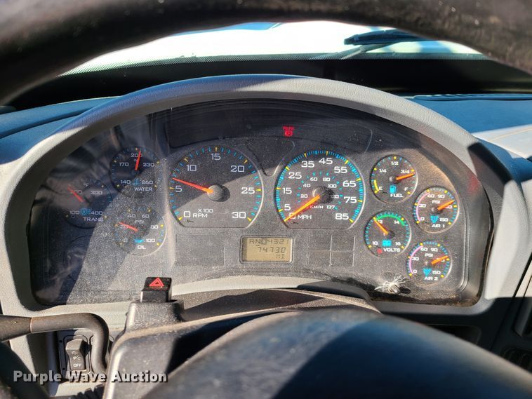 image for item HE9962 2003 International 7400  dump truck