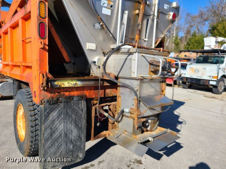 image for item HE9962 2003 International 7400  dump truck