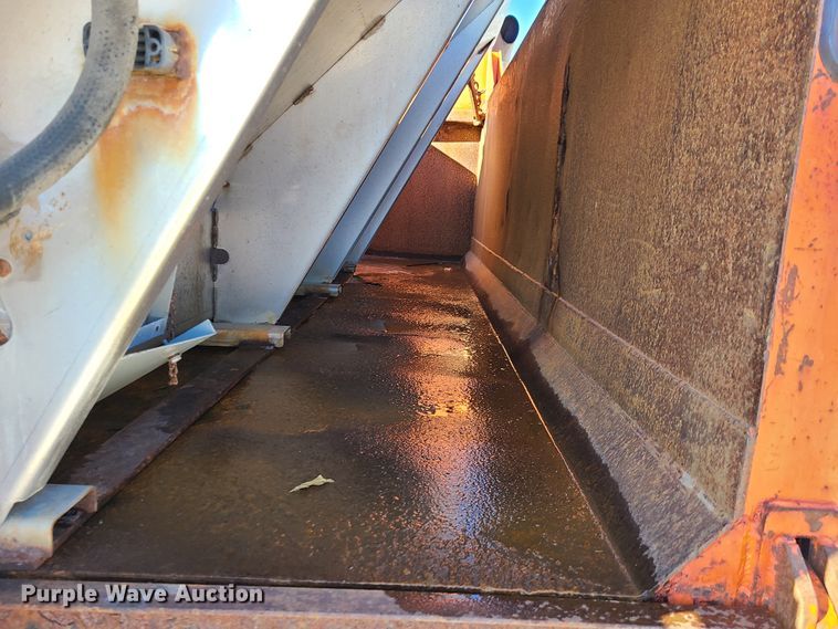 image for item HE9962 2003 International 7400  dump truck