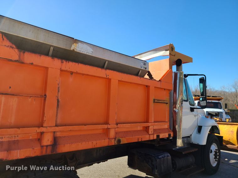 image for item HE9962 2003 International 7400  dump truck