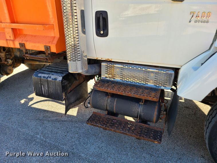 image for item HE9962 2003 International 7400  dump truck