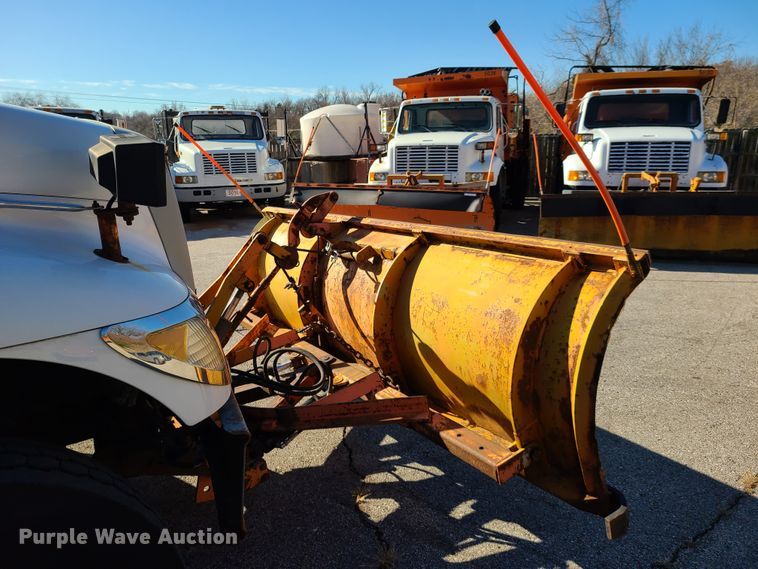 image for item HE9962 2003 International 7400  dump truck