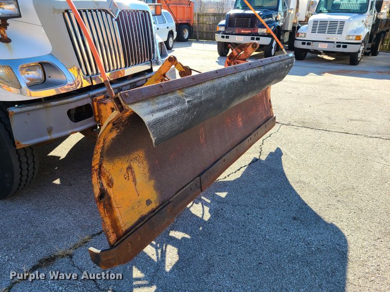 image for item HE9962 2003 International 7400  dump truck