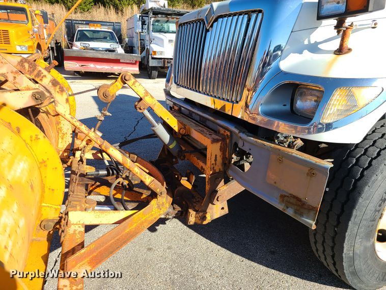 image for item HE9962 2003 International 7400  dump truck