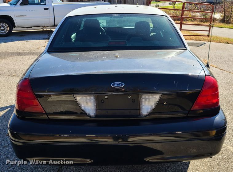 image for item HE9965 2005 Ford Crown Victoria Police Interceptor