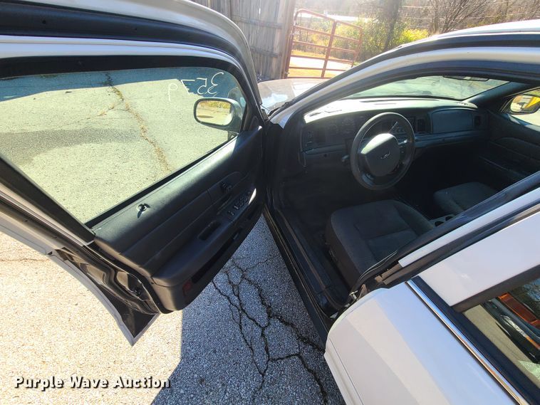 image for item HE9965 2005 Ford Crown Victoria Police Interceptor