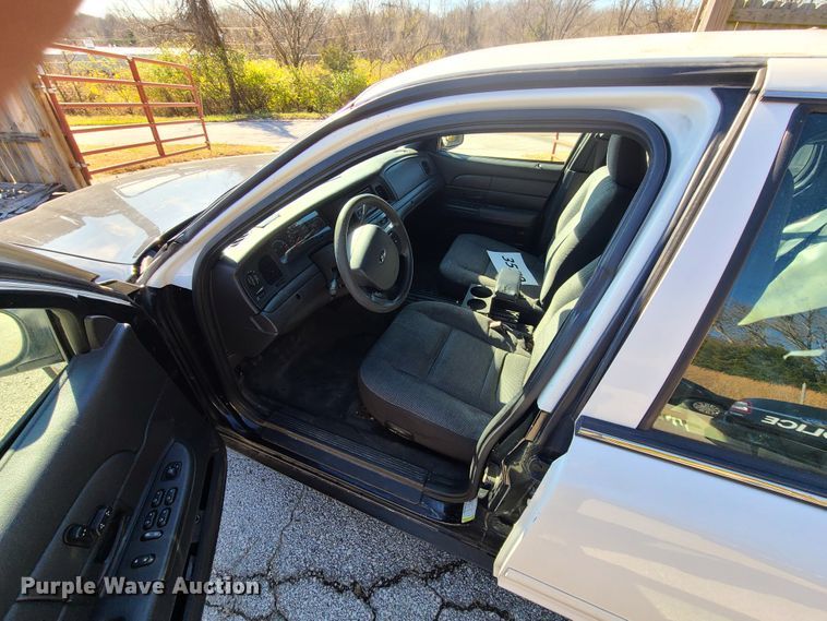 image for item HE9965 2005 Ford Crown Victoria Police Interceptor