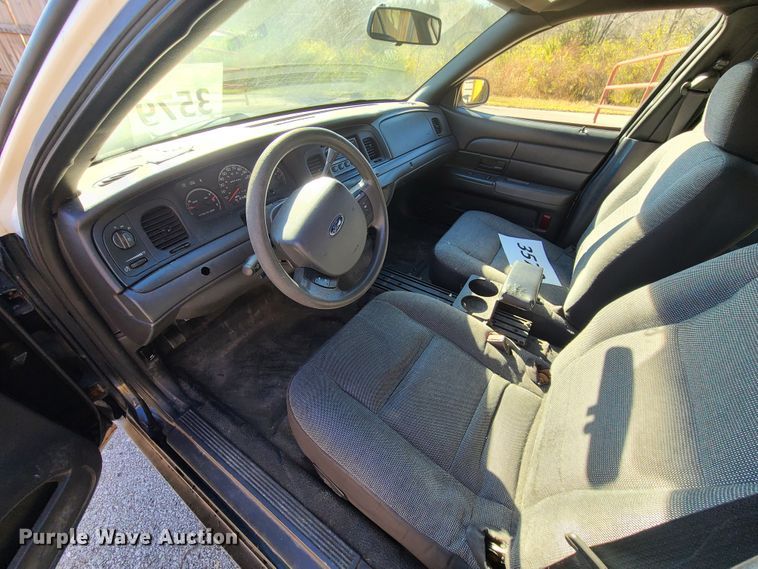 image for item HE9965 2005 Ford Crown Victoria Police Interceptor