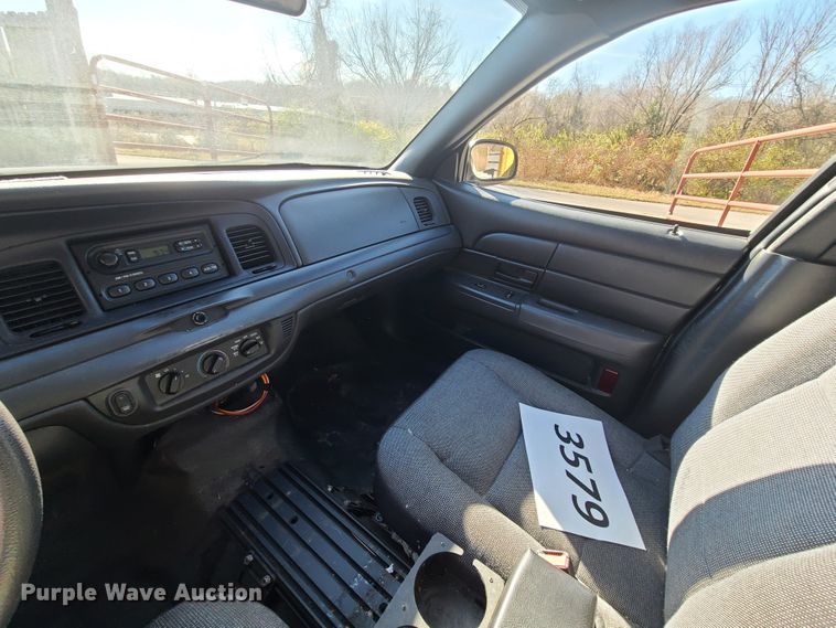 image for item HE9965 2005 Ford Crown Victoria Police Interceptor