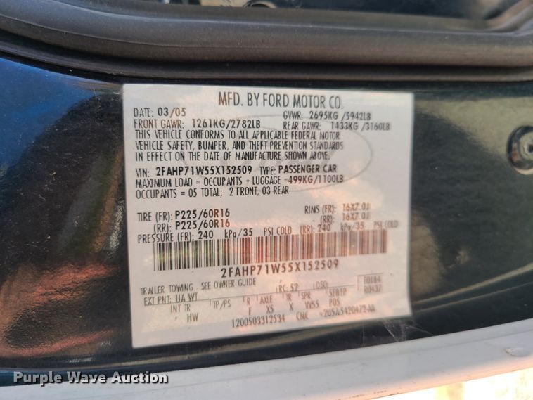 image for item HE9965 2005 Ford Crown Victoria Police Interceptor