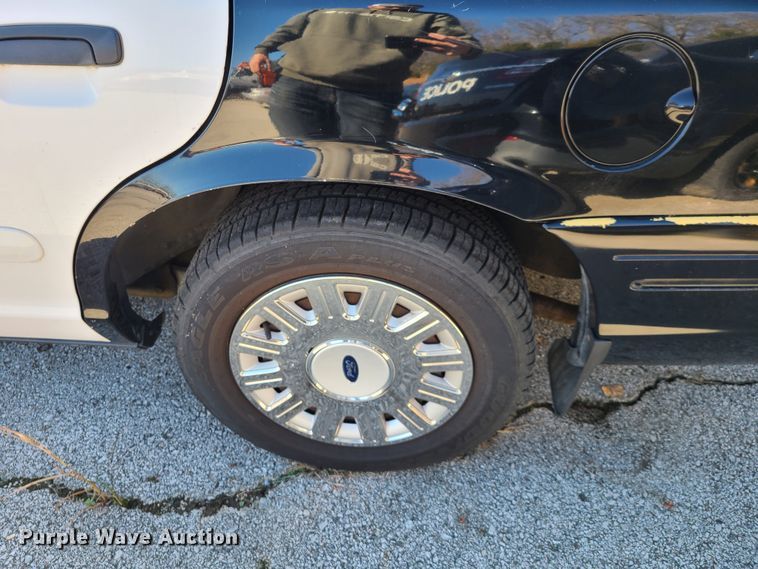 image for item HE9965 2005 Ford Crown Victoria Police Interceptor