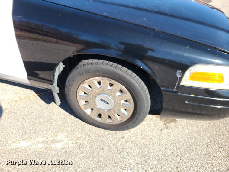 image for item HE9965 2005 Ford Crown Victoria Police Interceptor