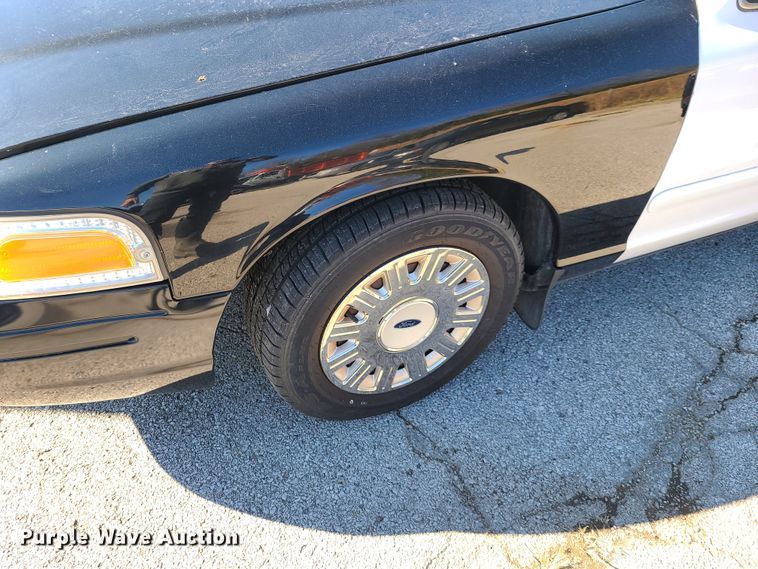 image for item HE9965 2005 Ford Crown Victoria Police Interceptor