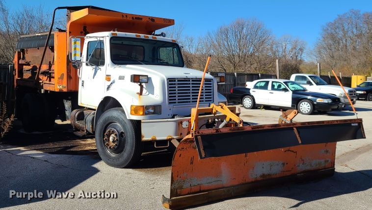 image for item HE9967 1997 International 4900  dump truck