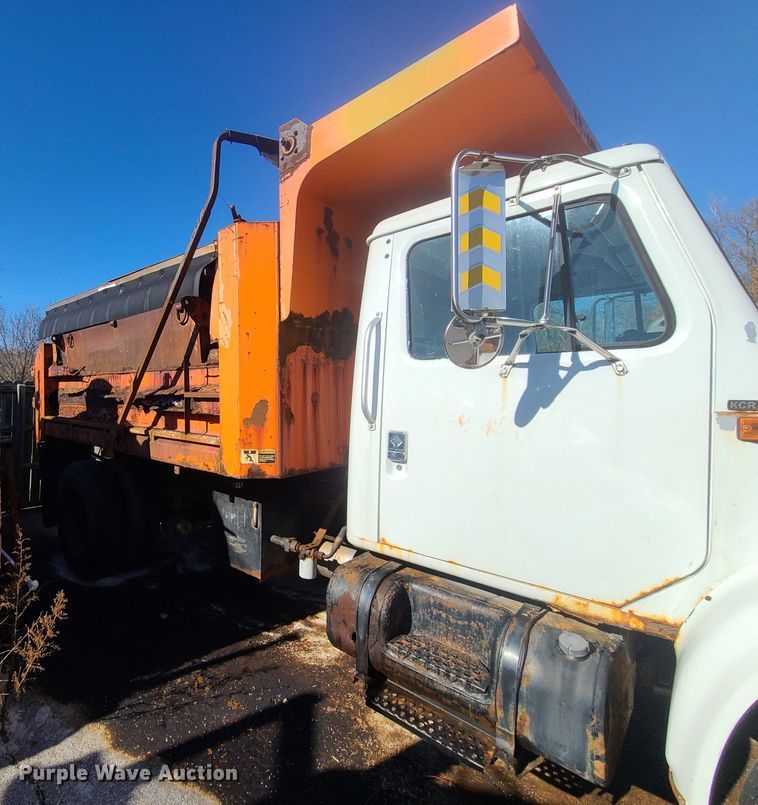 image for item HE9967 1997 International 4900  dump truck
