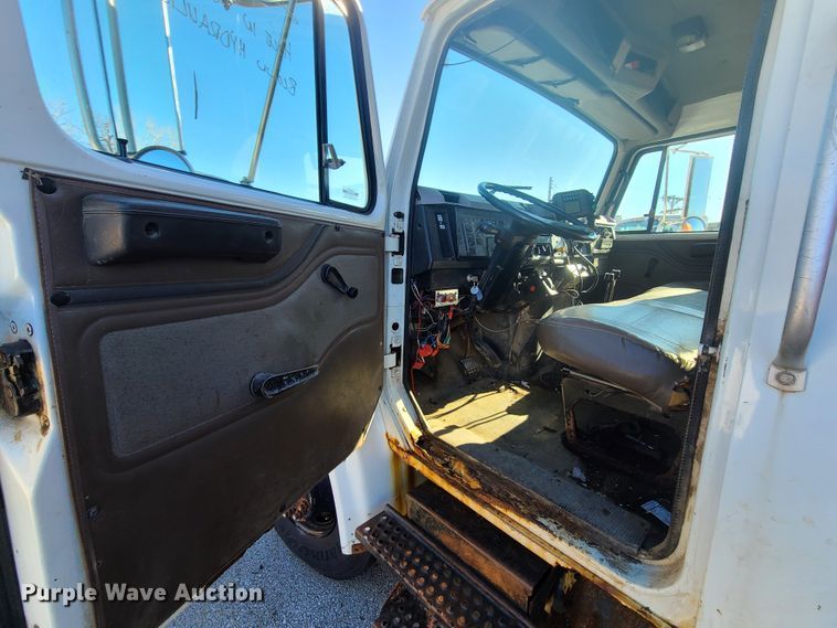 image for item HE9967 1997 International 4900  dump truck