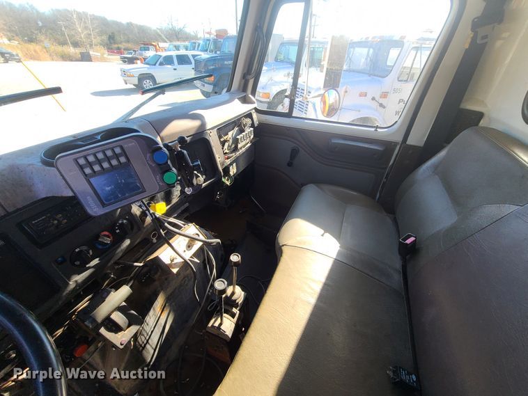 image for item HE9967 1997 International 4900  dump truck