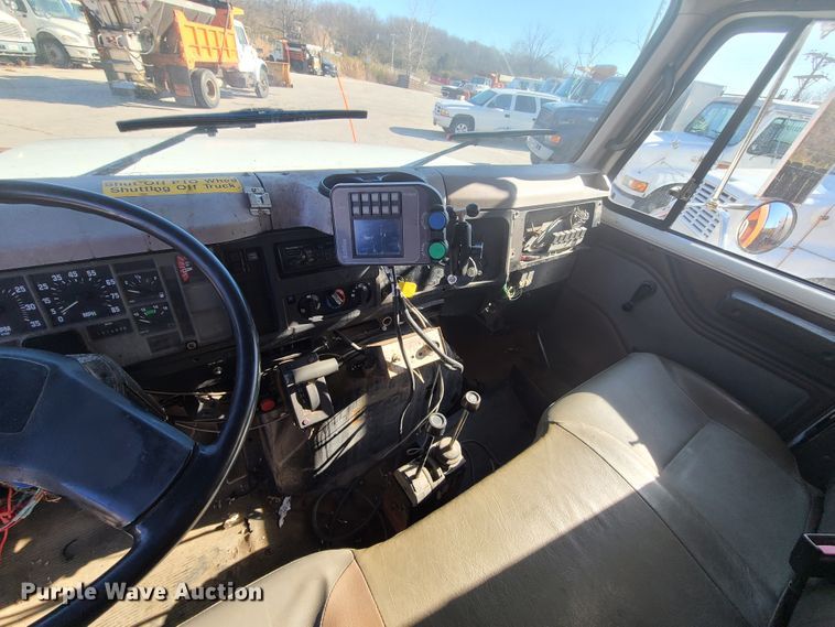 image for item HE9967 1997 International 4900  dump truck