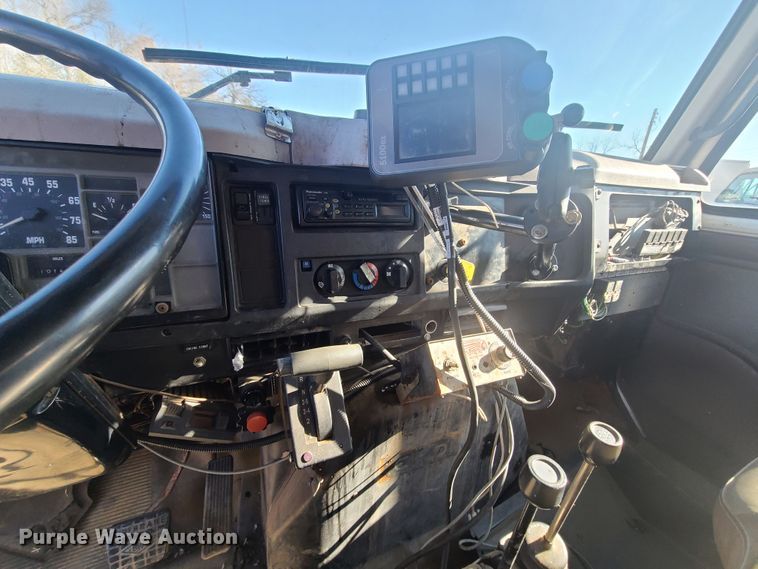 image for item HE9967 1997 International 4900  dump truck