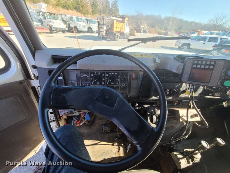 image for item HE9967 1997 International 4900  dump truck