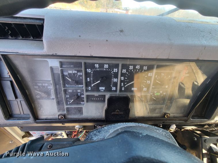 image for item HE9967 1997 International 4900  dump truck