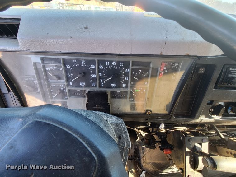 image for item HE9967 1997 International 4900  dump truck