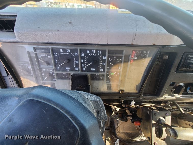 image for item HE9967 1997 International 4900  dump truck