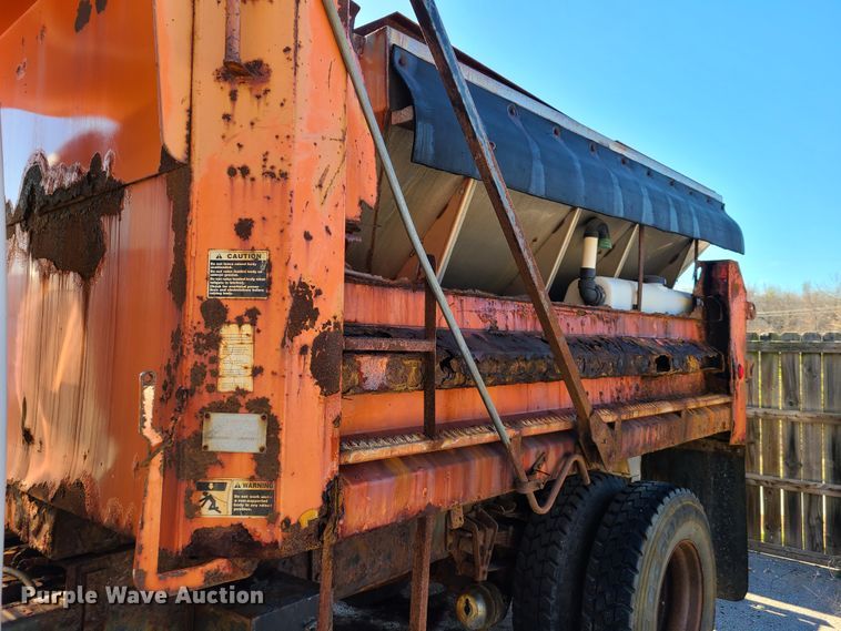 image for item HE9967 1997 International 4900  dump truck