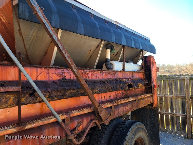 image for item HE9967 1997 International 4900  dump truck