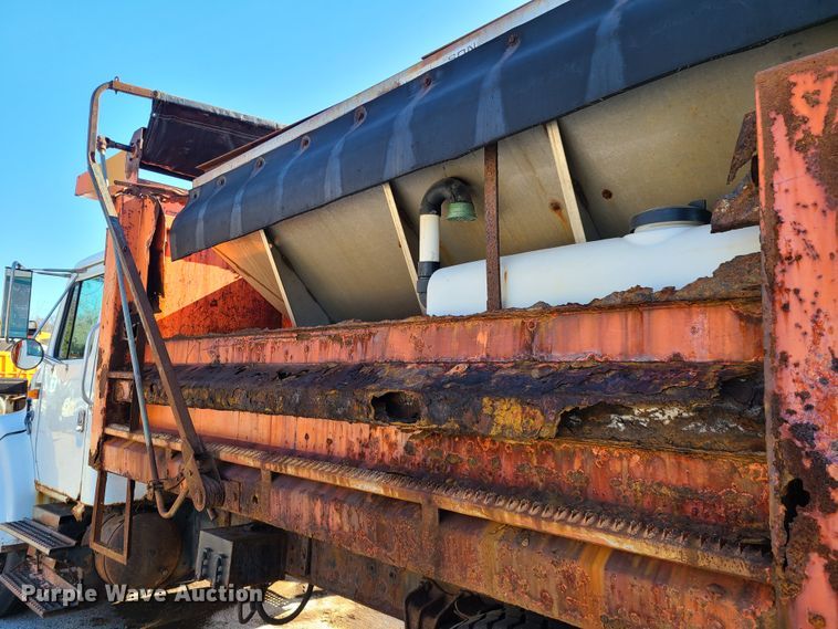 image for item HE9967 1997 International 4900  dump truck