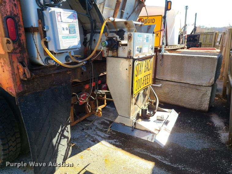 image for item HE9967 1997 International 4900  dump truck