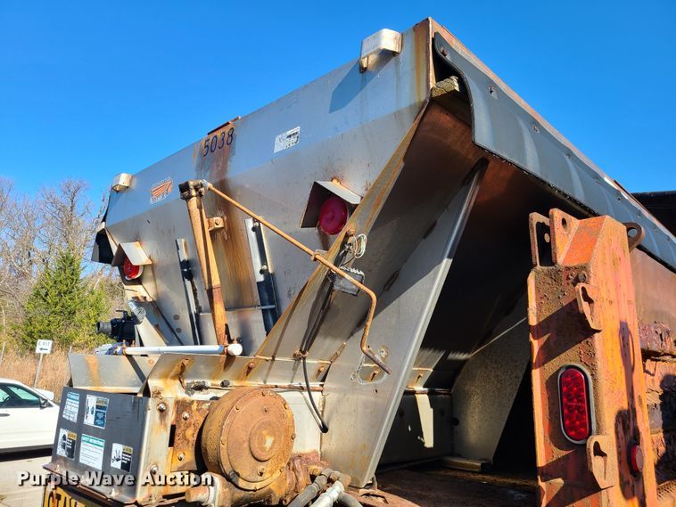 image for item HE9967 1997 International 4900  dump truck