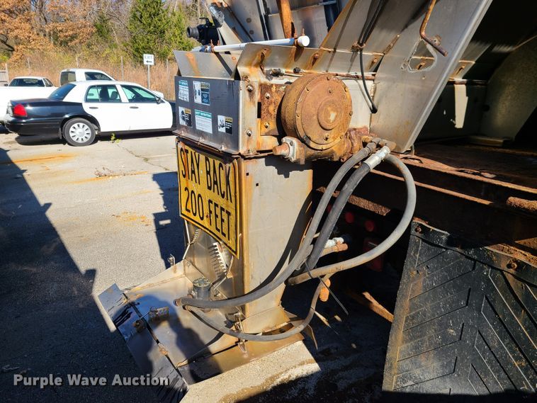 image for item HE9967 1997 International 4900  dump truck