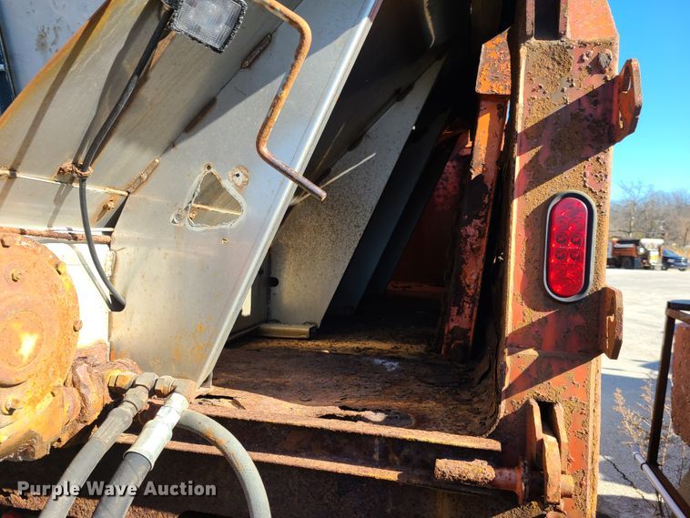 image for item HE9967 1997 International 4900  dump truck