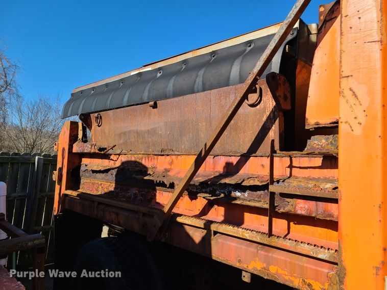 image for item HE9967 1997 International 4900  dump truck