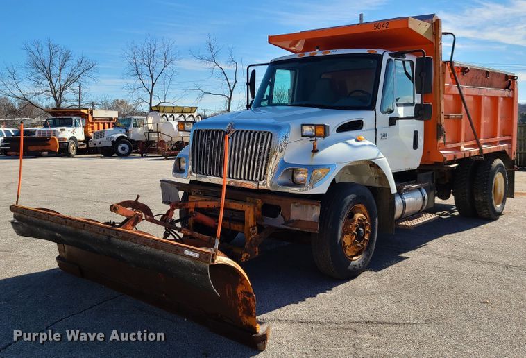 image for item HE9968 2003 International 7400  dump truck