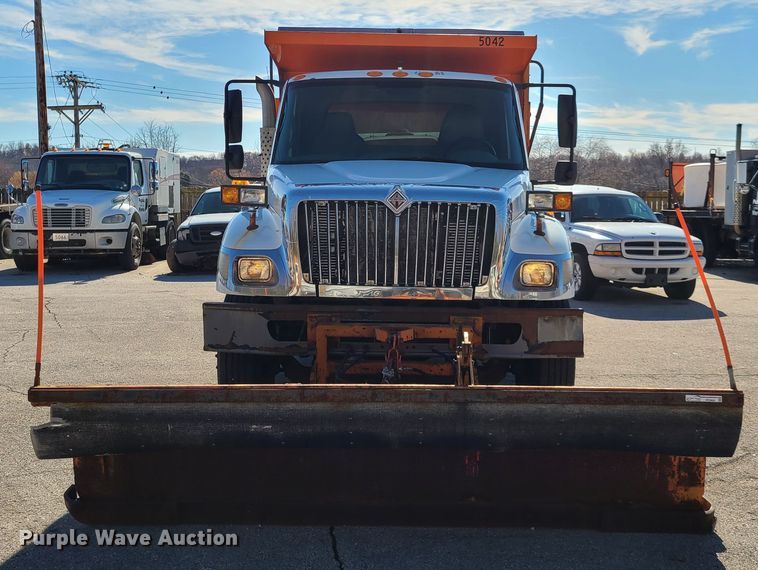 image for item HE9968 2003 International 7400  dump truck