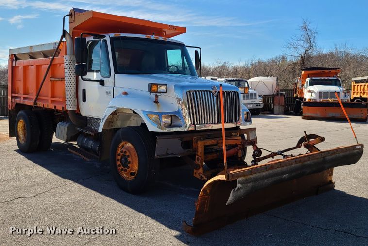 image for item HE9968 2003 International 7400  dump truck