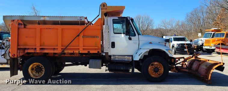 image for item HE9968 2003 International 7400  dump truck