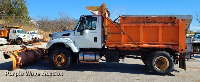 image for item HE9968 2003 International 7400  dump truck