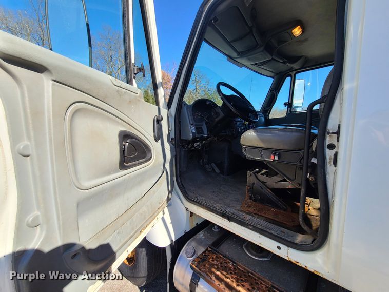 image for item HE9968 2003 International 7400  dump truck