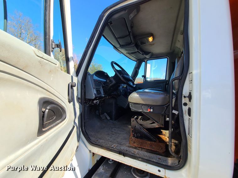 image for item HE9968 2003 International 7400  dump truck